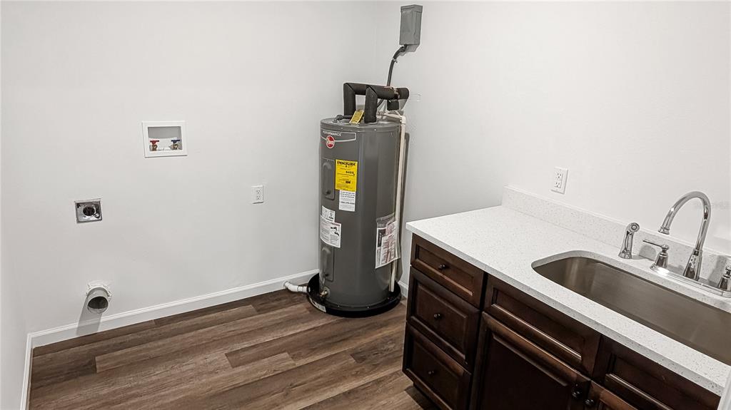 1040 20th Street Orlando, FL 32805 - Photo 23 of 33 a bathroom with a sink and a mirror