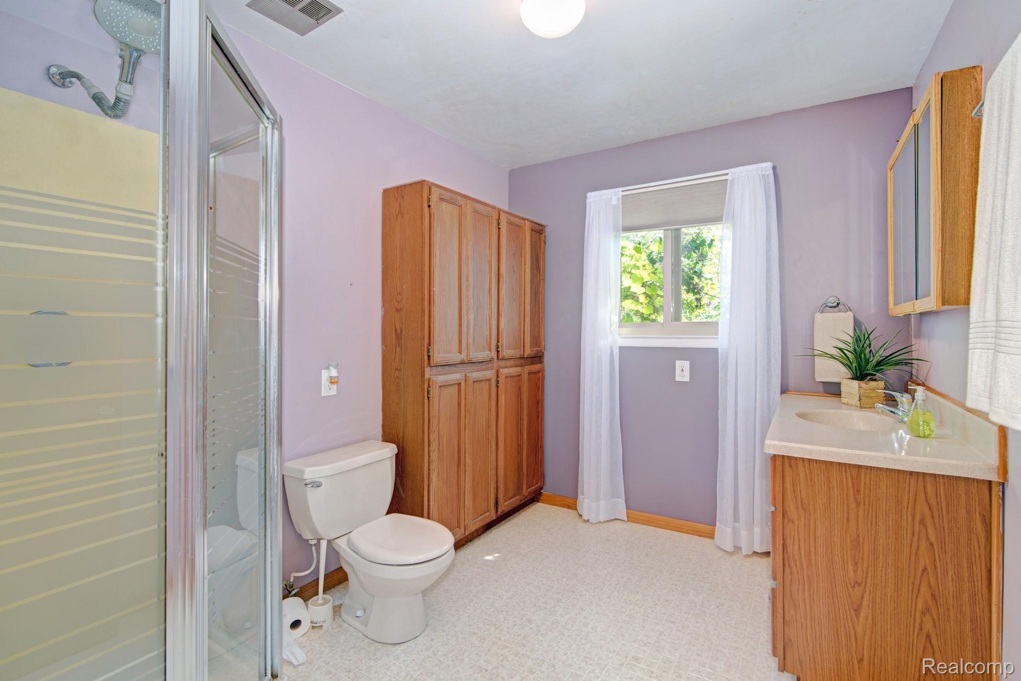 2801 West Commerce Road Milford, MI 48380 - Photo 15 of 27 Over-sized 2nd full bathroom