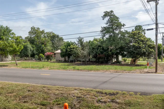 a view of a yard with of trees
