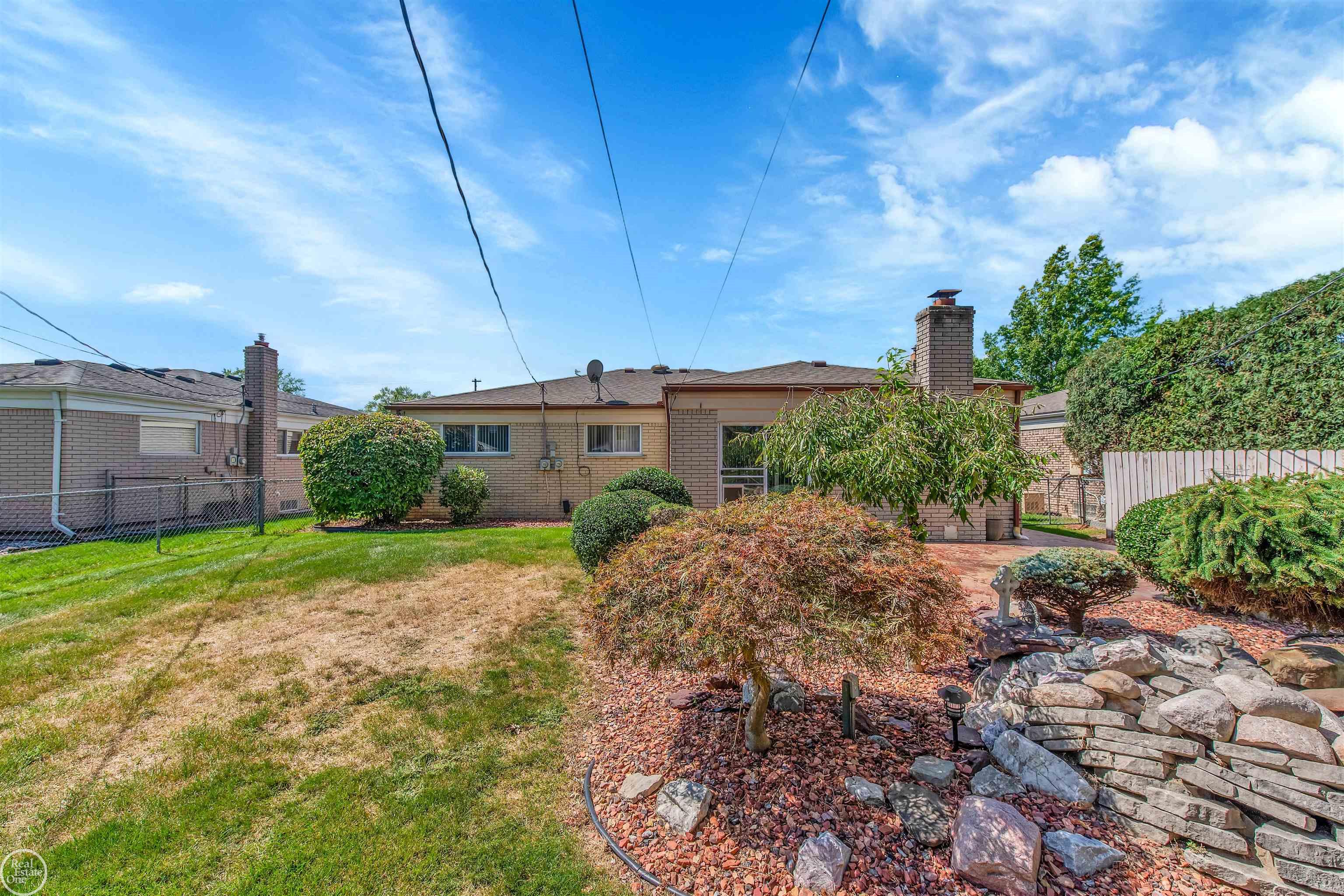 31316 Hayes Road Fraser, MI 48026 - Photo 6 of 31 50096934-5.JPG