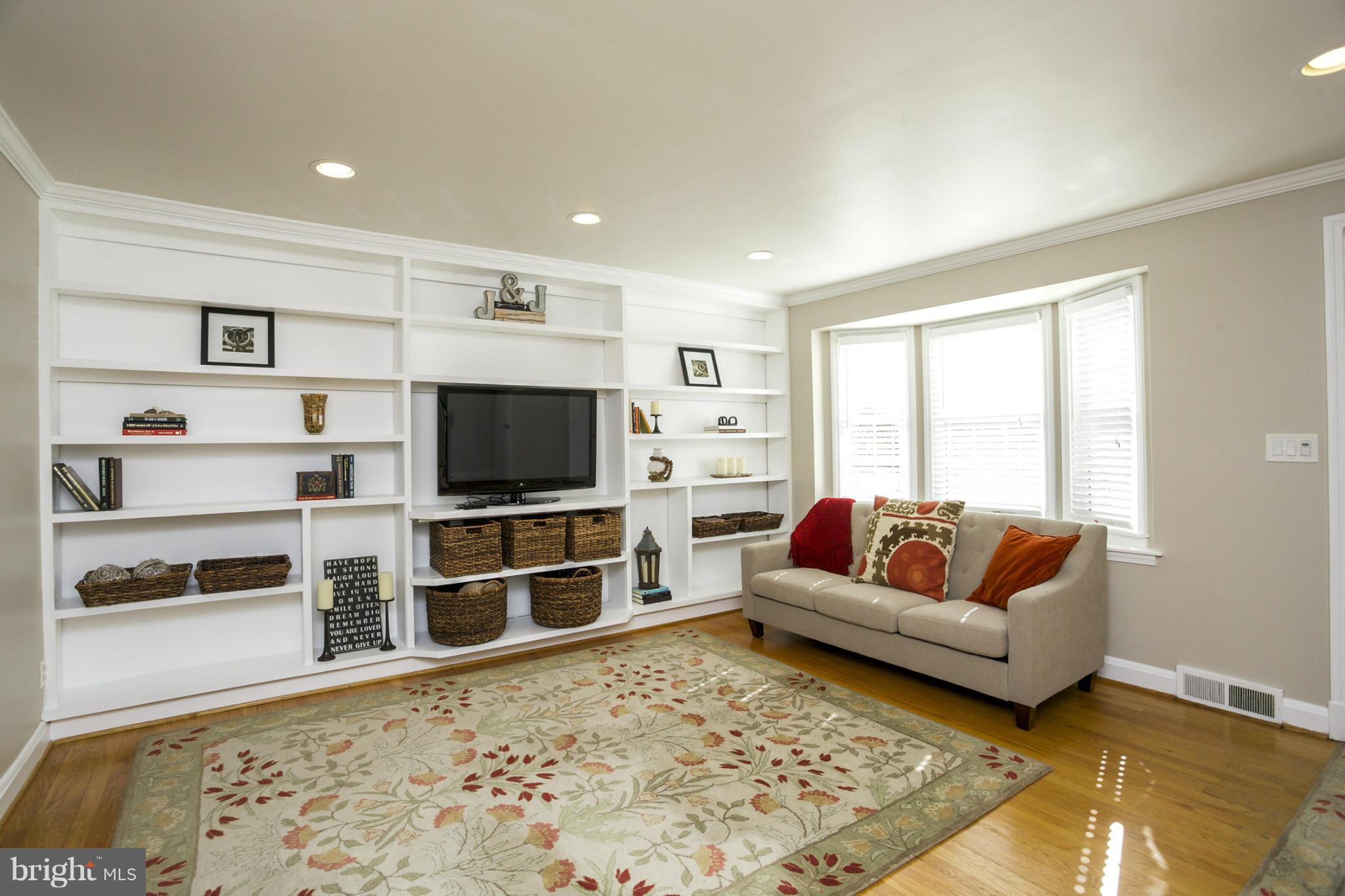 134 Overbrook Road Baltimore, MD 21212 - Photo 12 of 27 Living Room with built-in bookcases