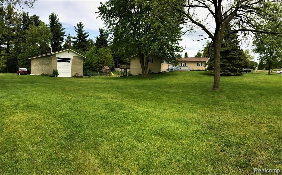 8055 East Carpenter Road Davison, MI 48423 - Photo 5 of 22 8055 carpenter big yard.jpg