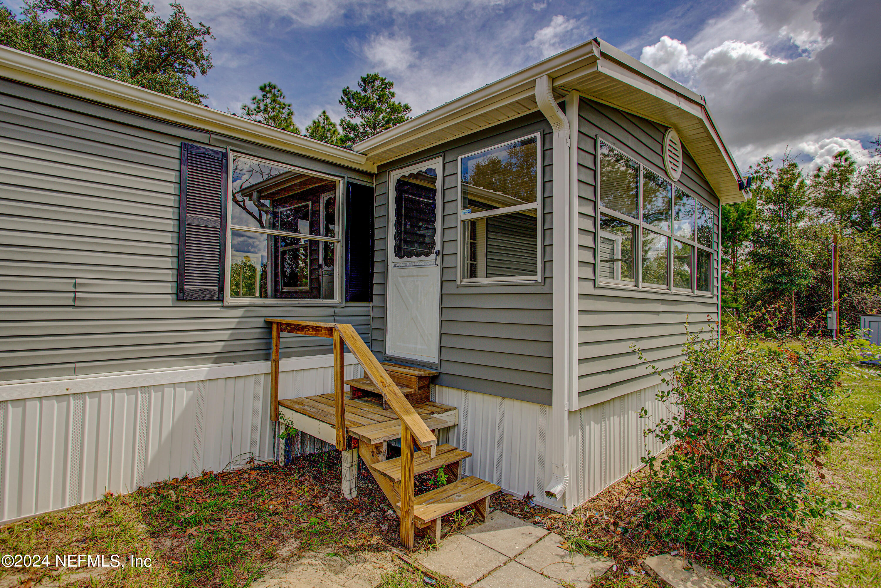 7677 Oak Forest Road Keystone Heights, FL 32656 - Photo 8 of 54 a front view of a house with plants