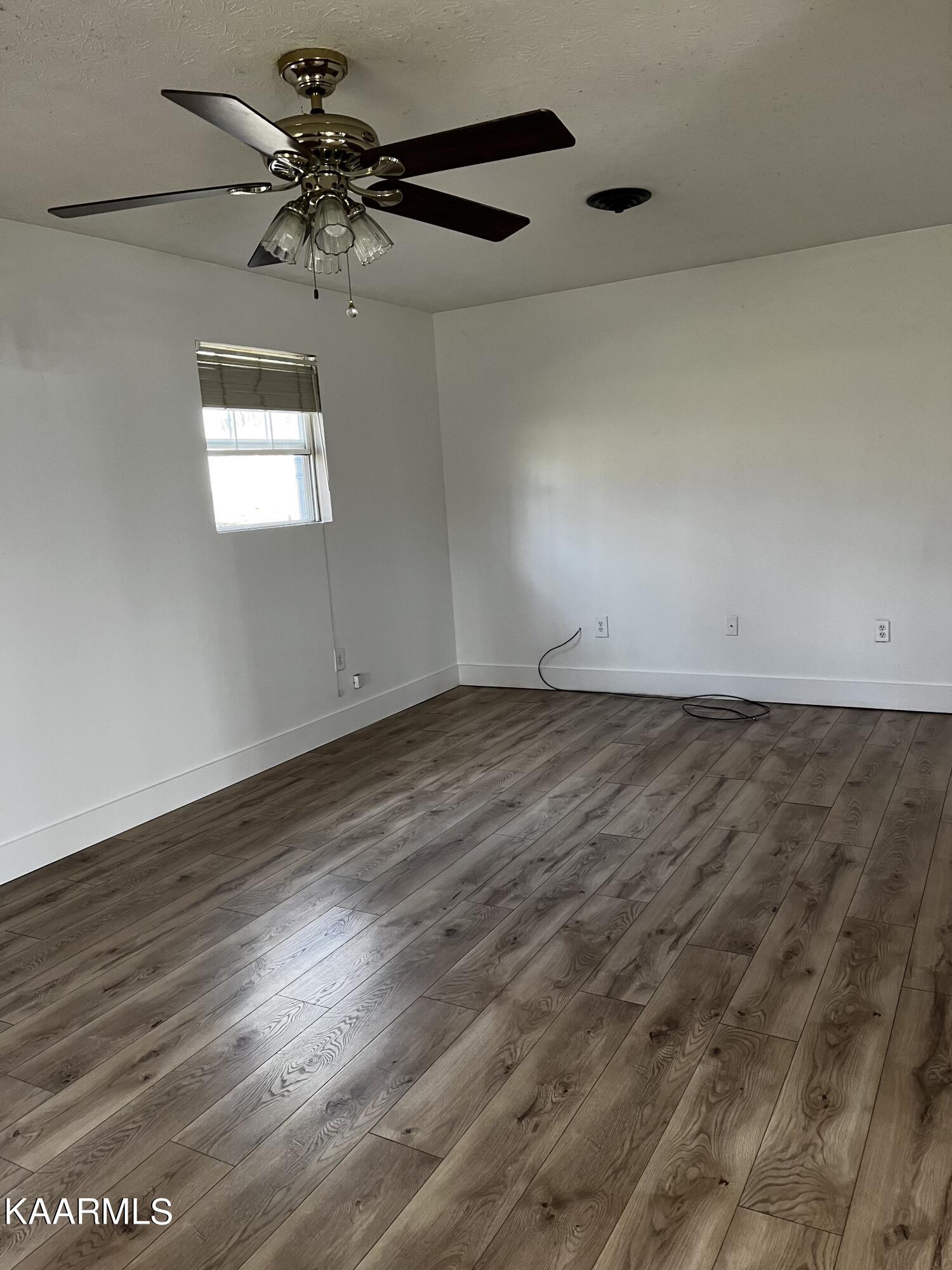 438 Miller Road Clinton, TN 37716 - Photo 31 of 44 Master bedroom