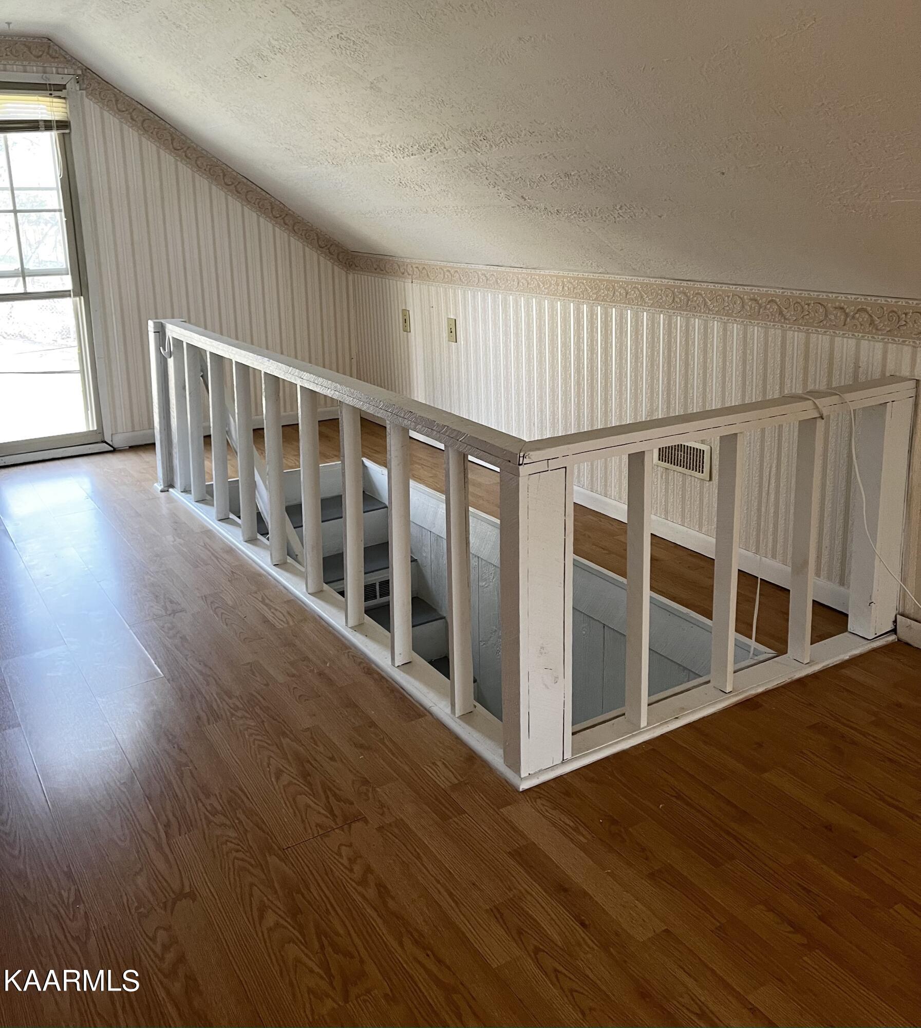 438 Miller Road Clinton, TN 37716 - Photo 39 of 44 upstairs room