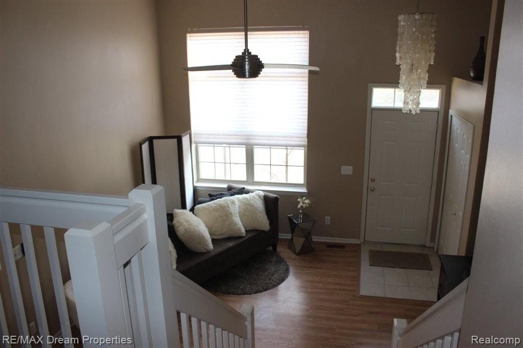 16846 Farmington Road, Unit 51 Livonia, MI 48154 - Photo 2 of 8 Overlook Living room