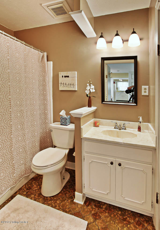 228 Ring Road Louisville, KY 40207 - Photo 10 of 31 25