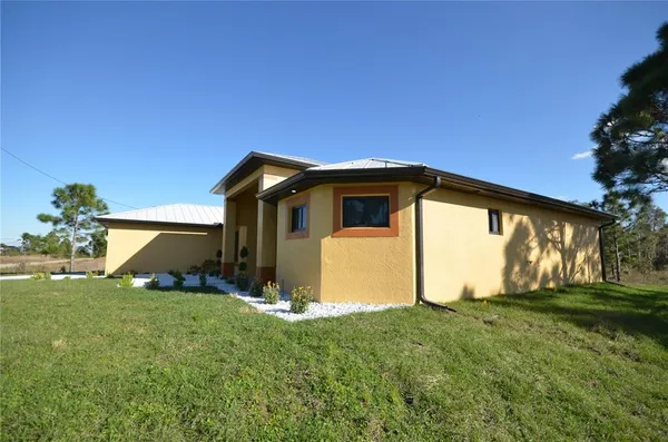 a view of a house with backyard