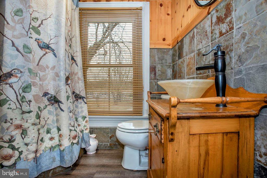 4977 Kenton Road Dover, DE 19904 - Photo 13 of 33 2nd floor updated full bathroom