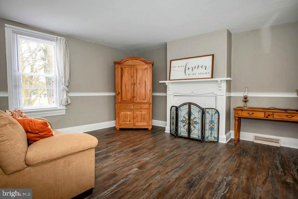 4977 Kenton Road Dover, DE 19904 - Photo 10 of 33 Family room w/ decorative fireplace