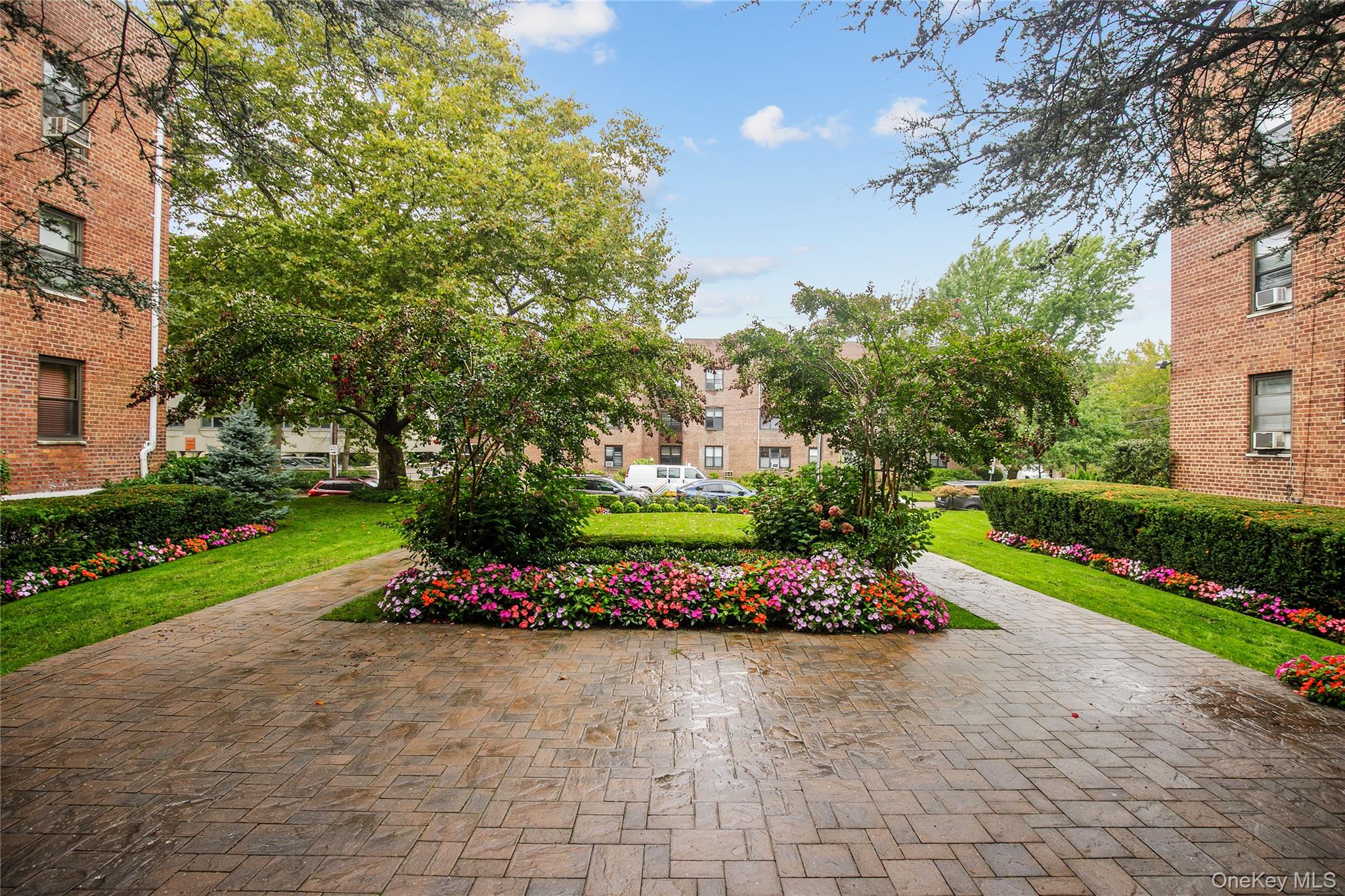 15 Canterbury Road, Unit C10 Great Neck, NY 11021 - Photo 19 of 22 a garden with flowers and trees