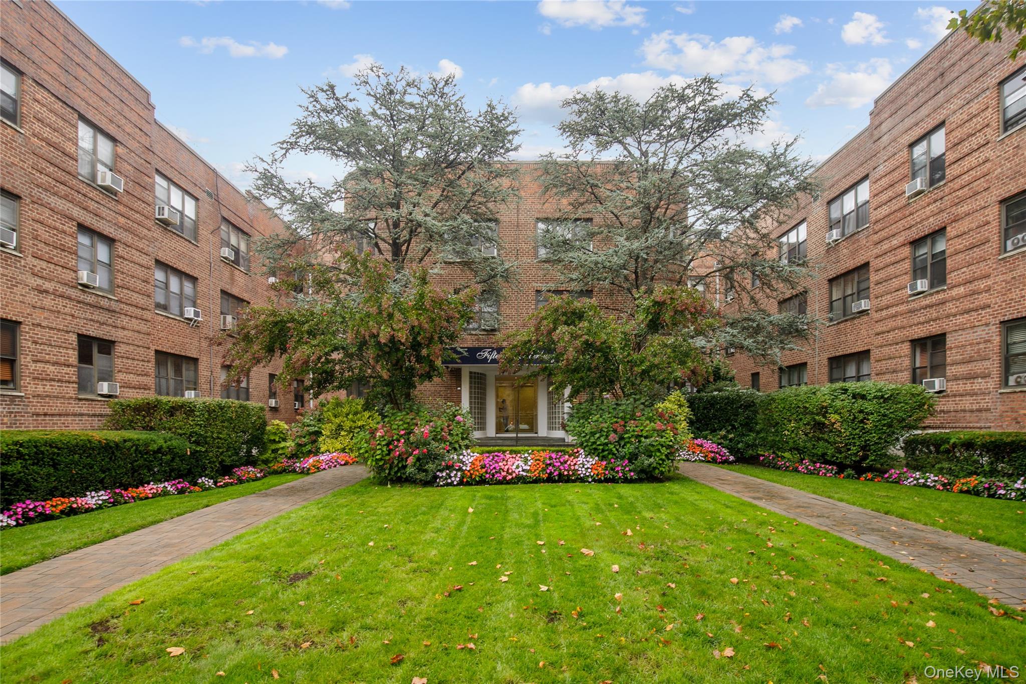 15 Canterbury Road, Unit C10 Great Neck, NY 11021 - Photo 20 of 22 a front view of a building with garden