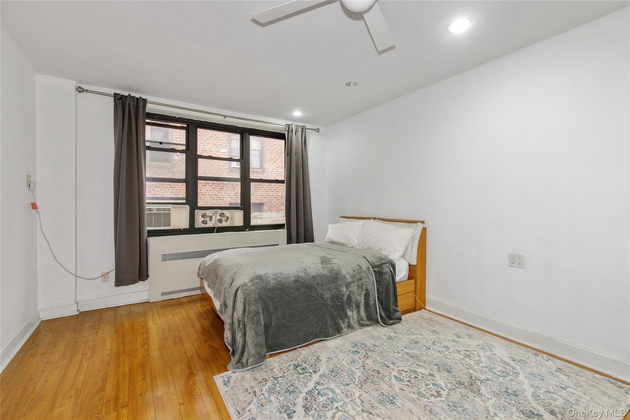 15 Canterbury Road, Unit C10 Great Neck, NY 11021 - Photo 3 of 22 a bed sitting in a spacious bedroom next to a window