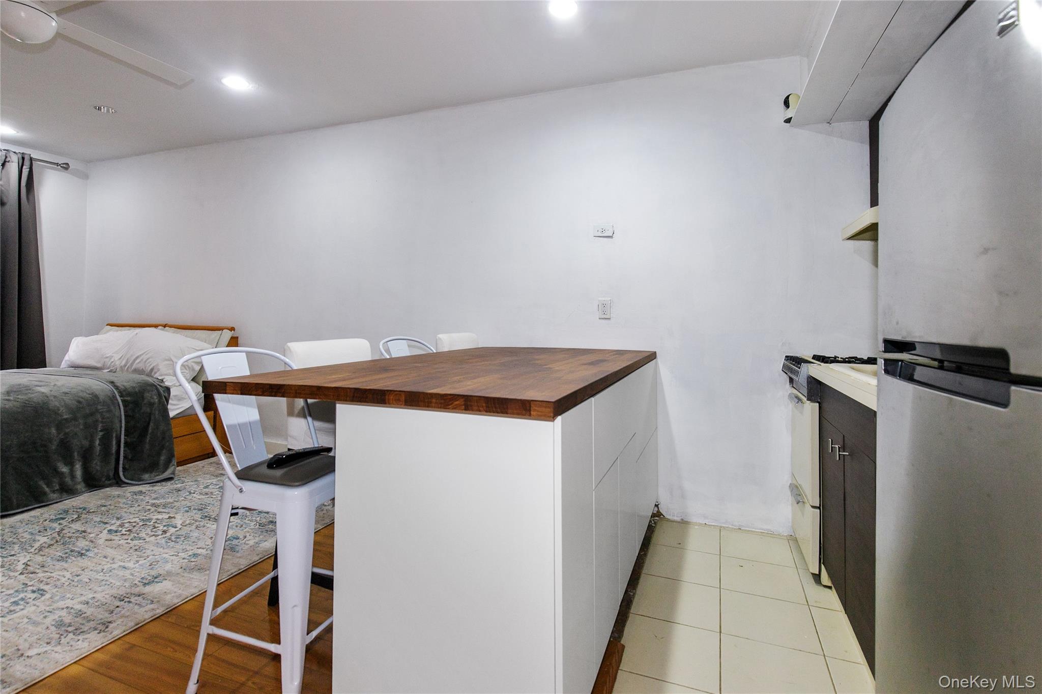 15 Canterbury Road, Unit C10 Great Neck, NY 11021 - Photo 8 of 22 a utility room with dryer and washer