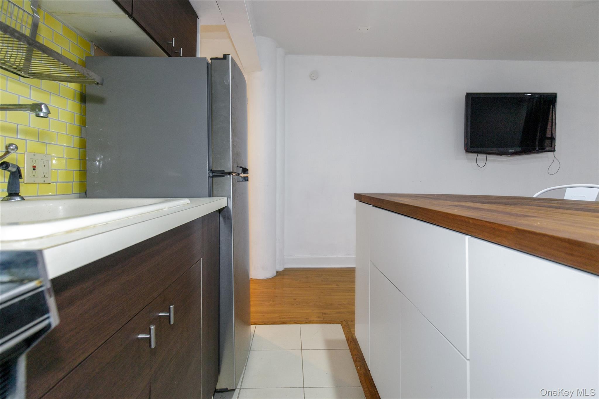 15 Canterbury Road, Unit C10 Great Neck, NY 11021 - Photo 9 of 22 a bathroom with a sink and a mirror
