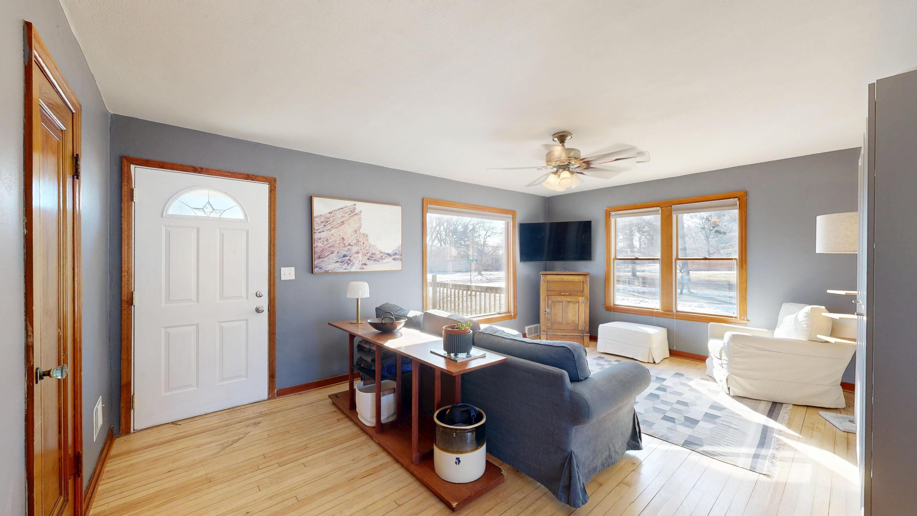 560 Court Road Onalaska, WI 54650 - Photo 9 of 39 Living Room