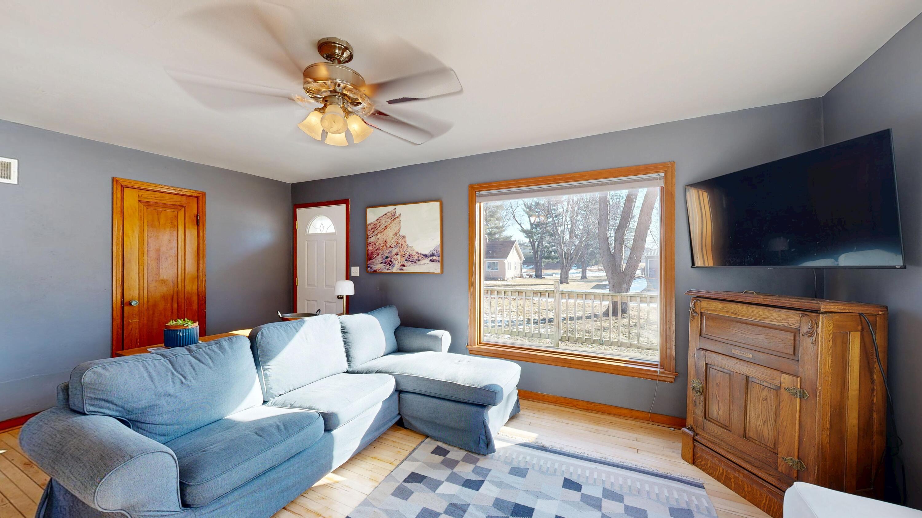 560 Court Road Onalaska, WI 54650 - Photo 10 of 39 Living Room
