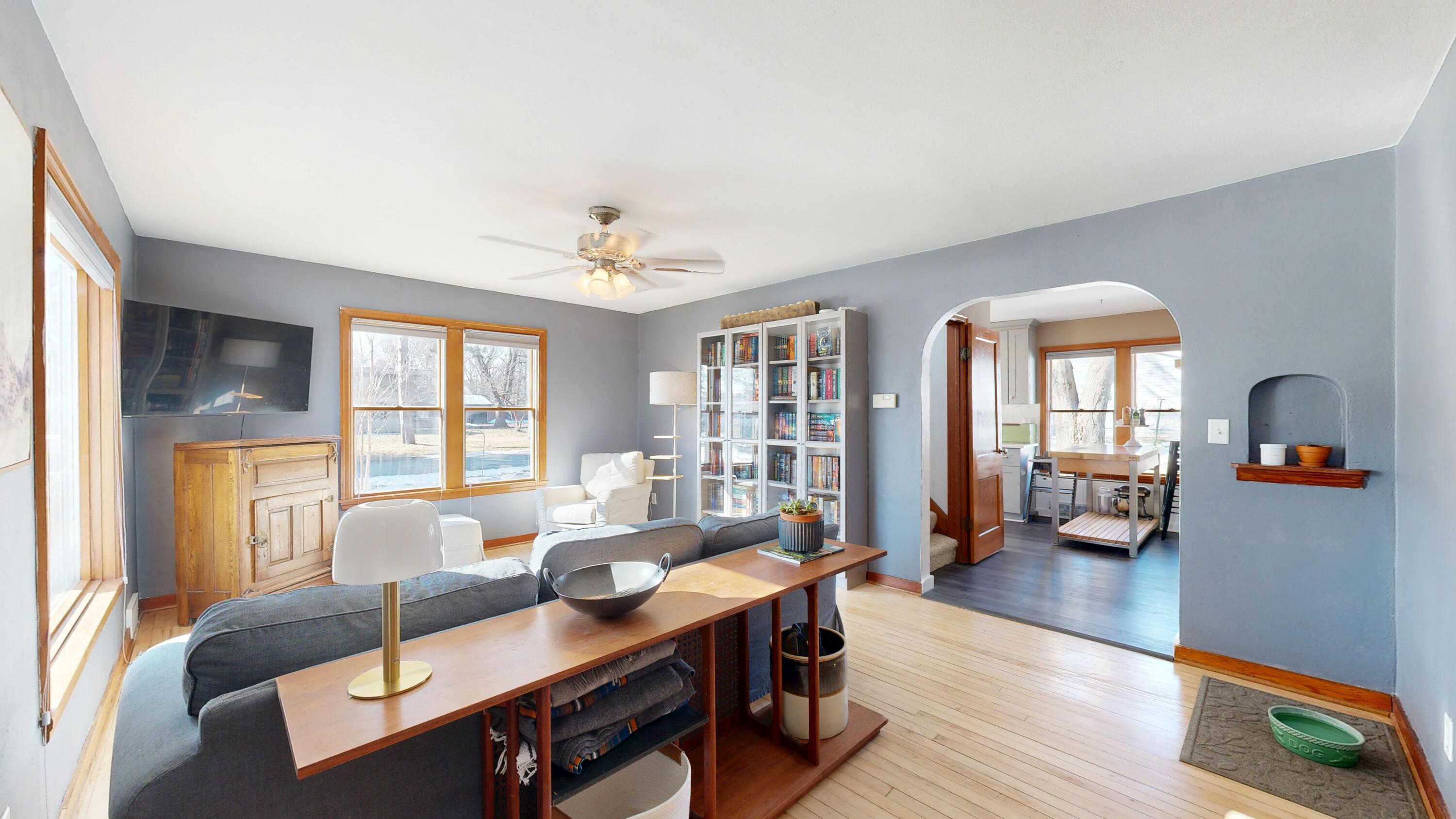 560 Court Road Onalaska, WI 54650 - Photo 3 of 39 Living Room