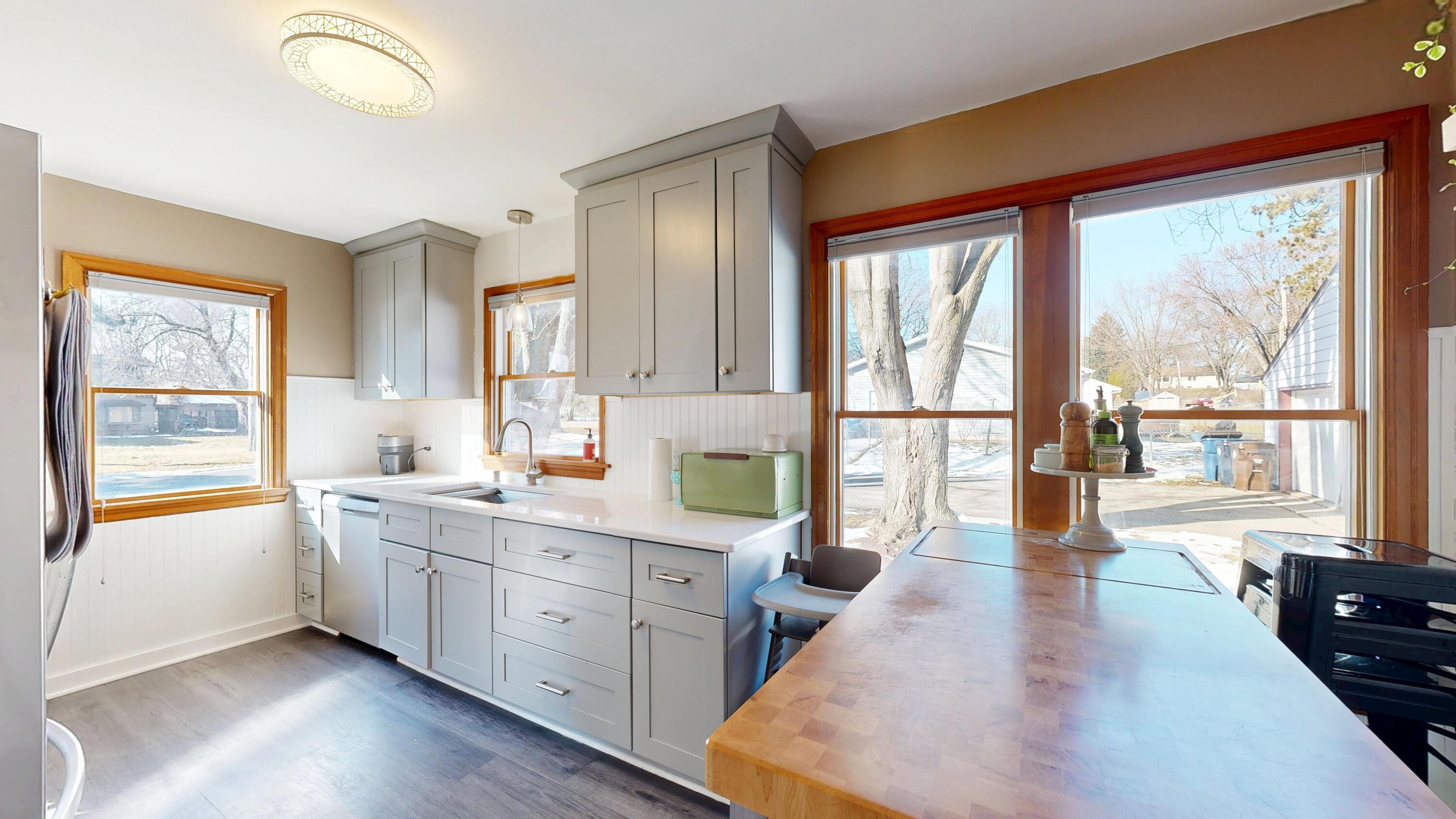 560 Court Road Onalaska, WI 54650 - Photo 6 of 39 Kitchen