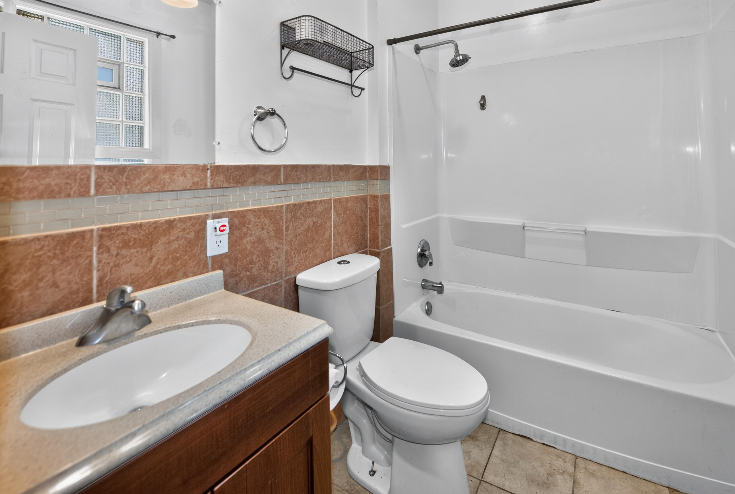 1640 Mead Street Racine, WI 53403 - Photo 10 of 27 Full Bath