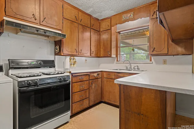 $495,000 | 704 West San Antonio Street, Fredericksburg, TX 78624