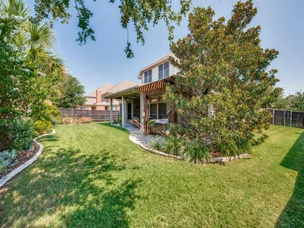 a view of a house with a backyard