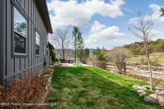 a view of yard with green space