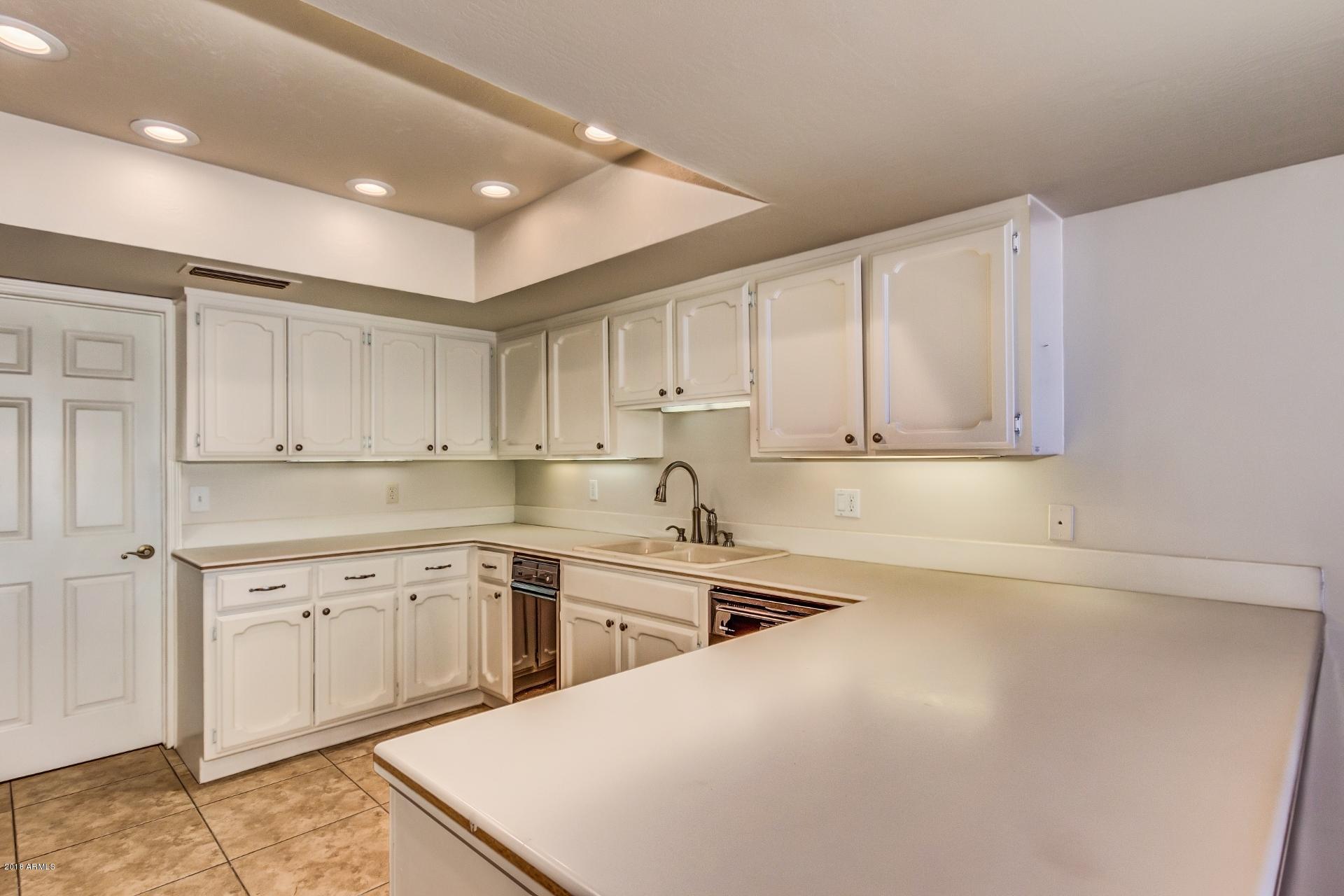 4446 East Camelback Road, Unit 114 Phoenix, AZ 85018 - Photo 8 of 61 Kitchen