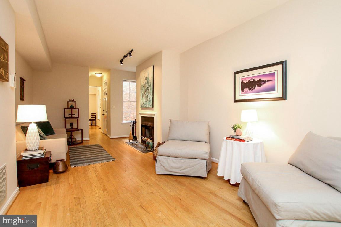 1119 Riverside Avenue Baltimore, MD 21230 - Photo 4 of 29 Living Room