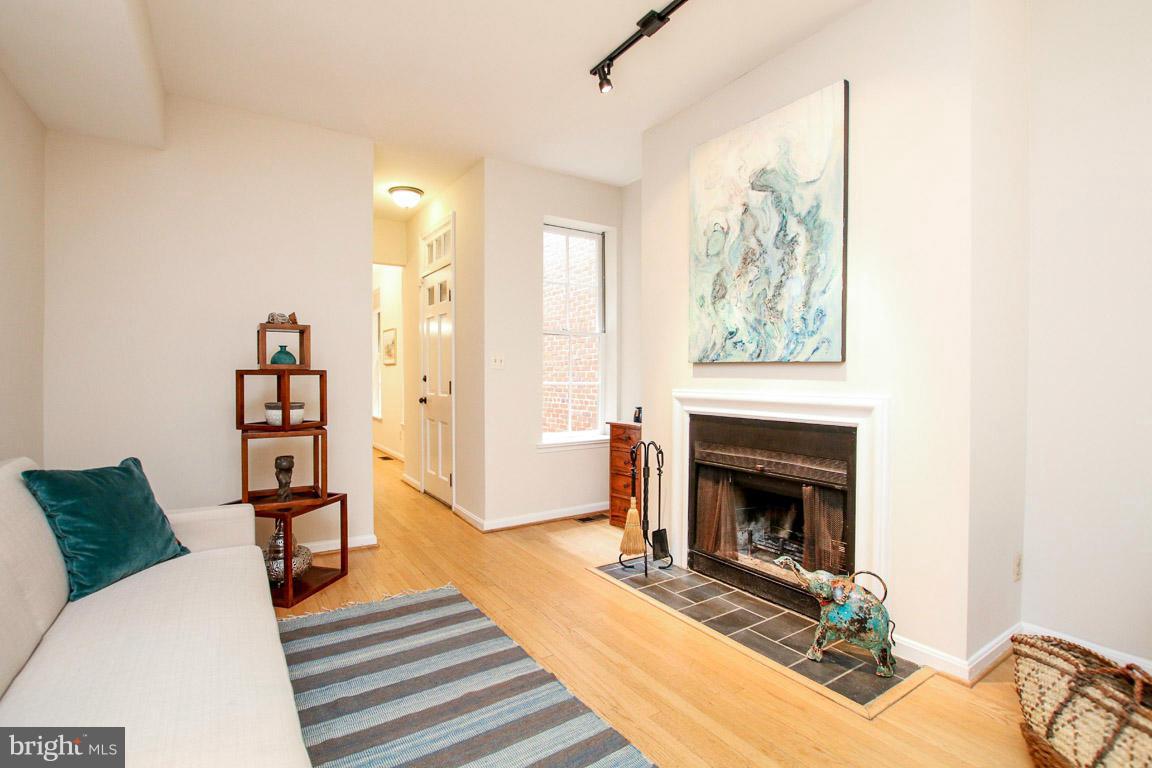 1119 Riverside Avenue Baltimore, MD 21230 - Photo 6 of 29 Living Room