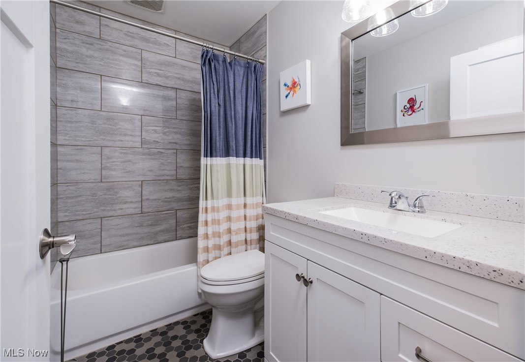 604 Everhard Road Southwest North Canton, OH 44709 - Photo 13 of 24 Full bathroom with vanity, toilet, and shower / bath combo