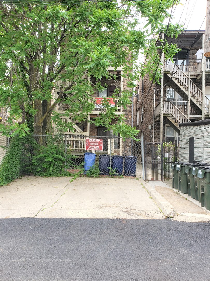 1039 South Racine Avenue Chicago, IL 60607 - Photo 3 of 4 a view of a house with a street