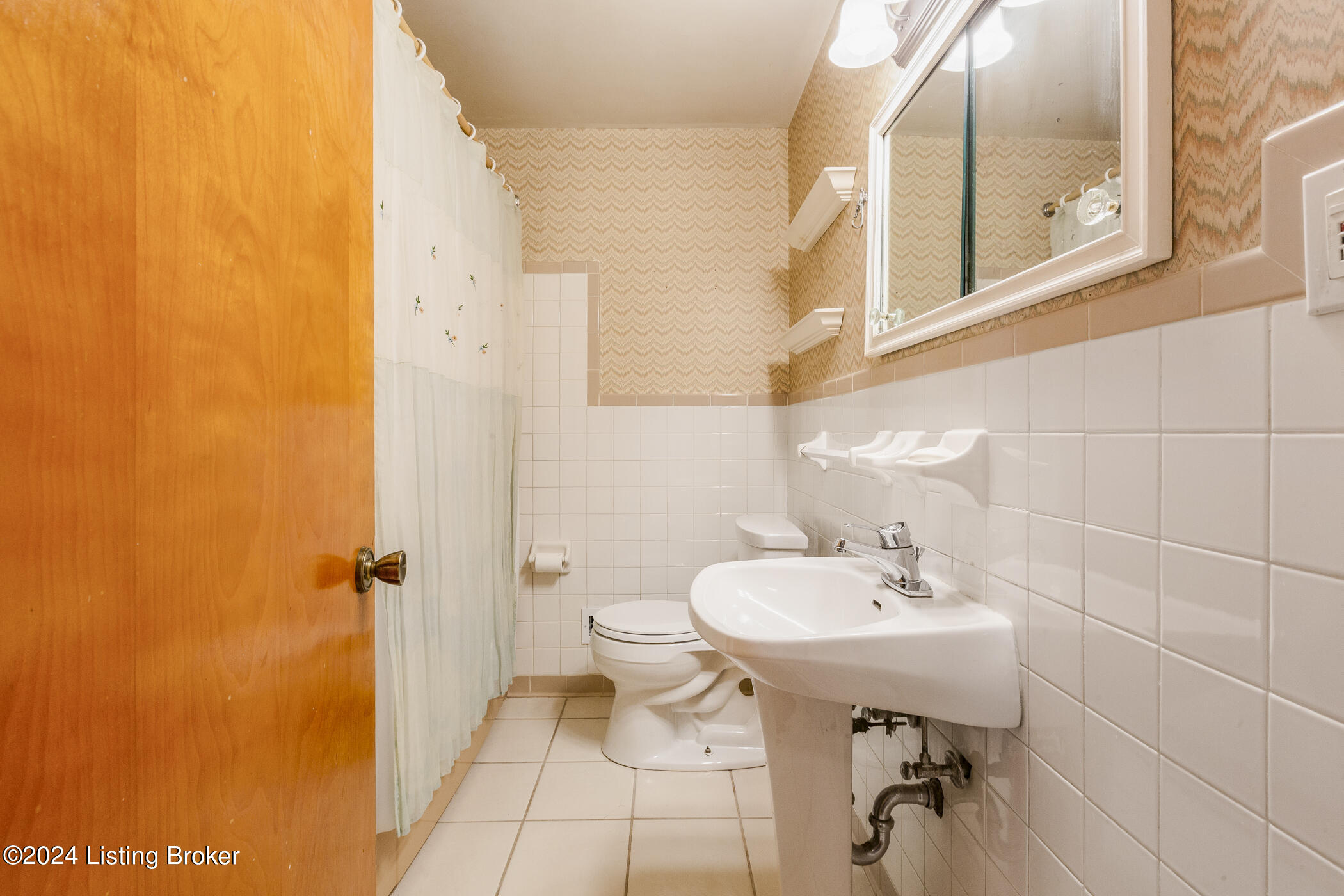 7306 Rutledge Road Louisville, KY 40258 - Photo 31 of 46 1st floor hall bath