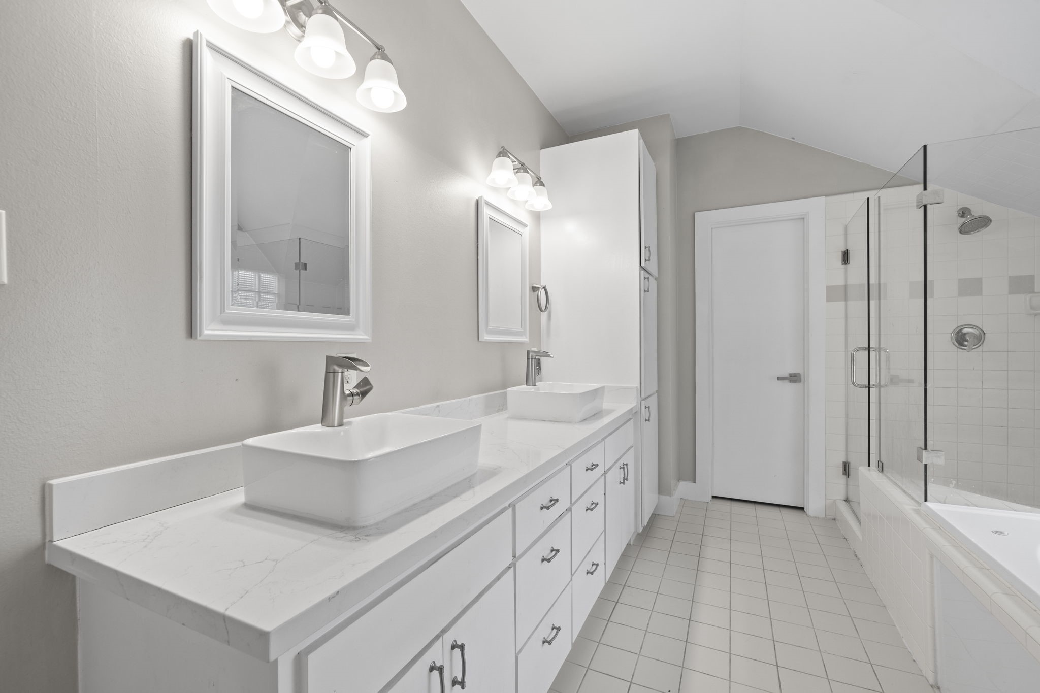 2154 Arabelle Street Houston, TX 77007 - Photo 36 of 45 Primary suite bathroom