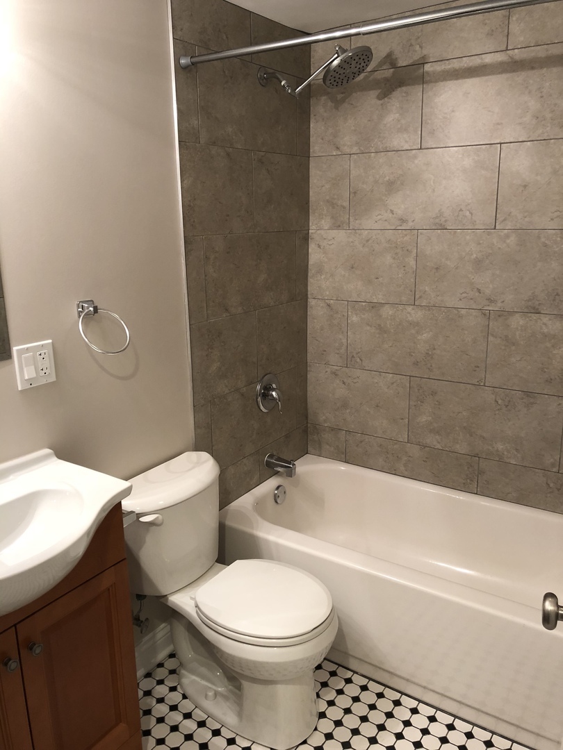 1739 West 18th Street, Unit 1F Chicago, IL 60608 - Photo 11 of 12 a bathroom with a toilet a sink and a bathtub