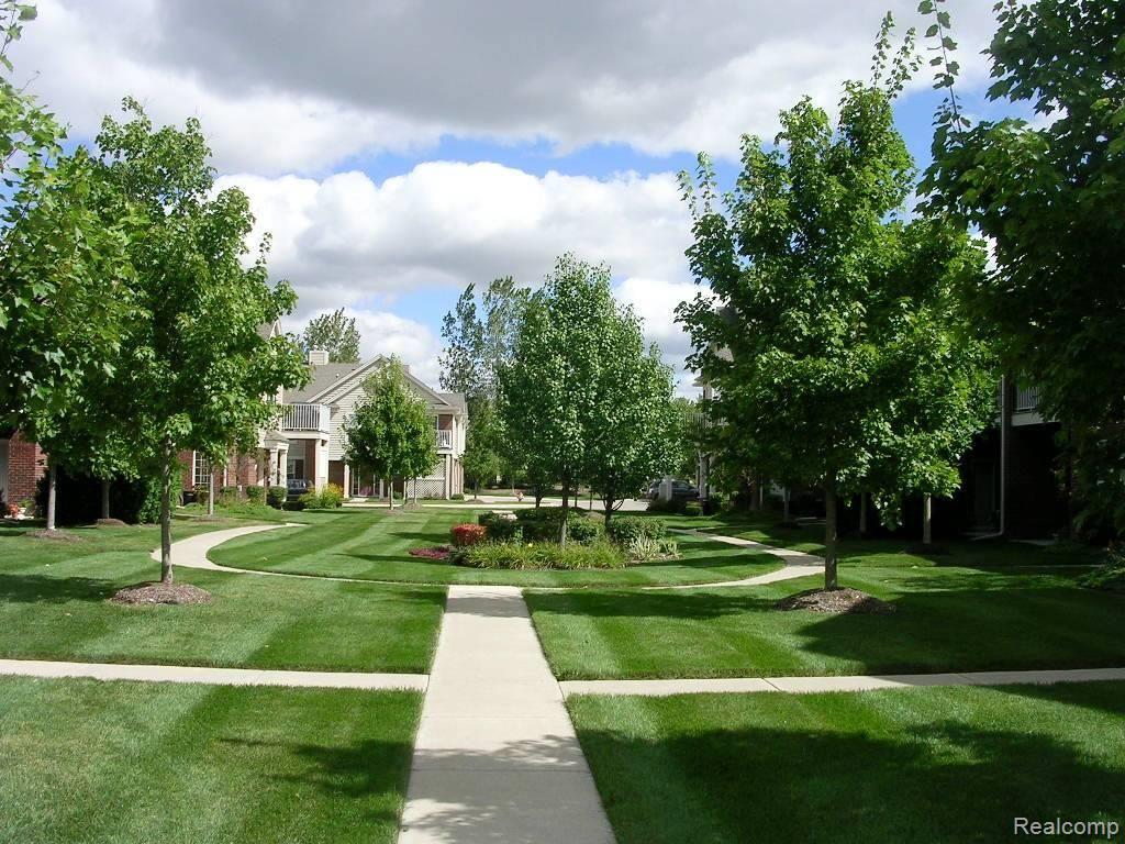 1715 Deepwood Circle Rochester, MI 48307 - Photo 2 of 16 Overlooks Beautiful Courtyard