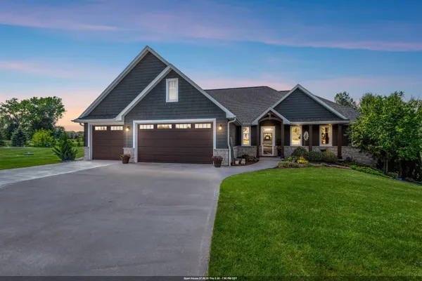 $734,900 | W7500 Cross Country Lane, Hortonville, WI 54944