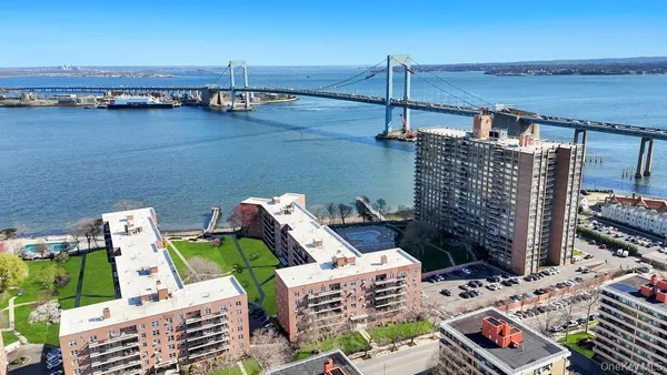 $395,000 | 162-41 Powells Cove Boulevard, Unit 2J | Beechhurst