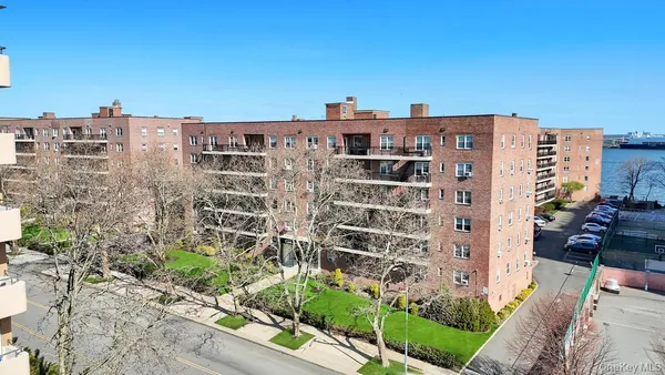 $395,000 | 162-41 Powells Cove Boulevard, Unit 2J | Beechhurst