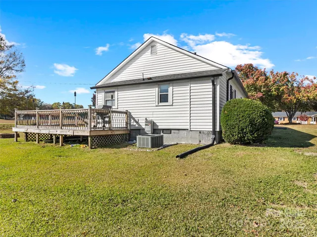 a view of a house with backyard and tree