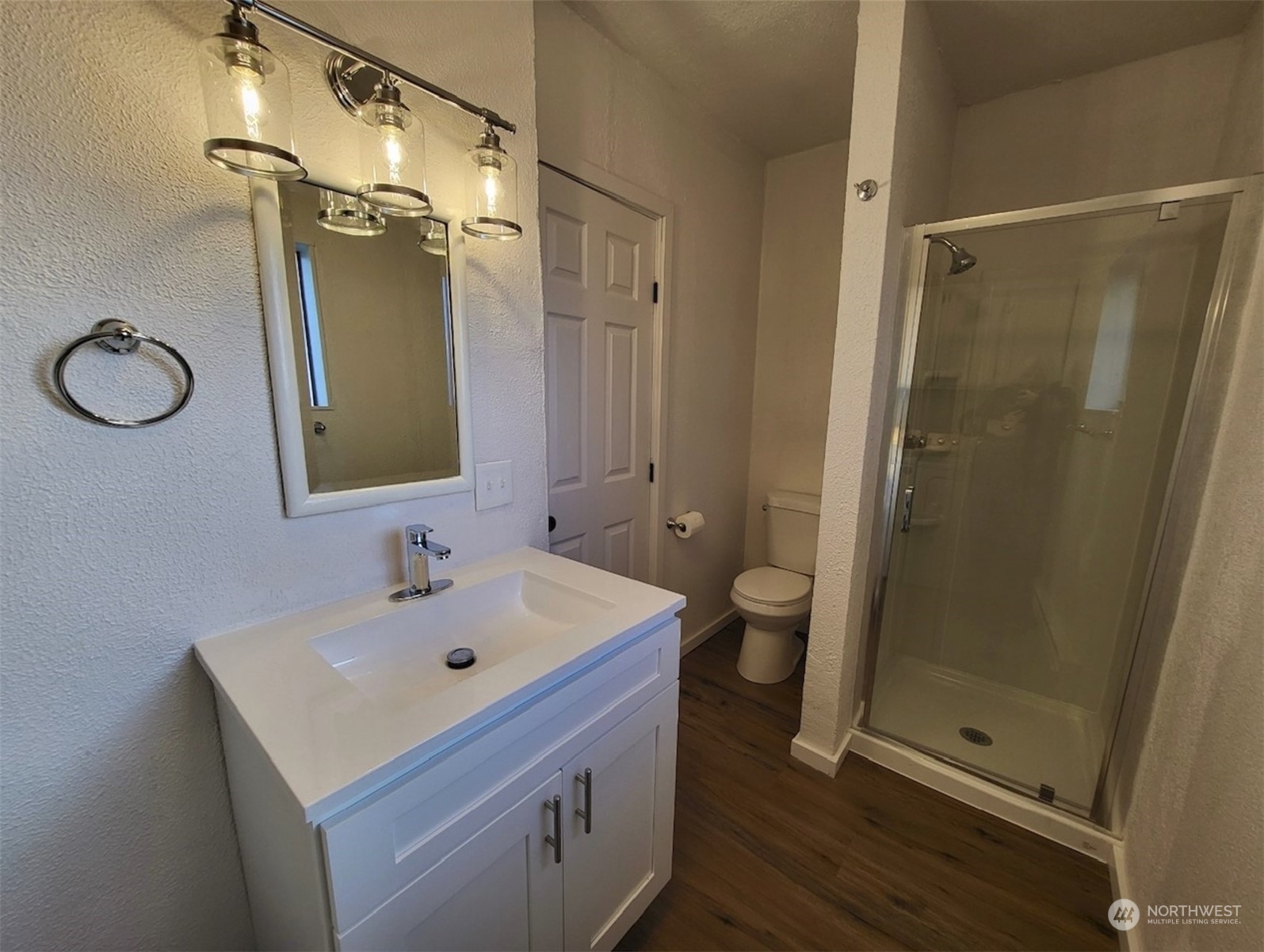 2200 Cooks Hill Road Centralia, WA 98531 - Photo 25 of 31 a bathroom with a sink a toilet and shower