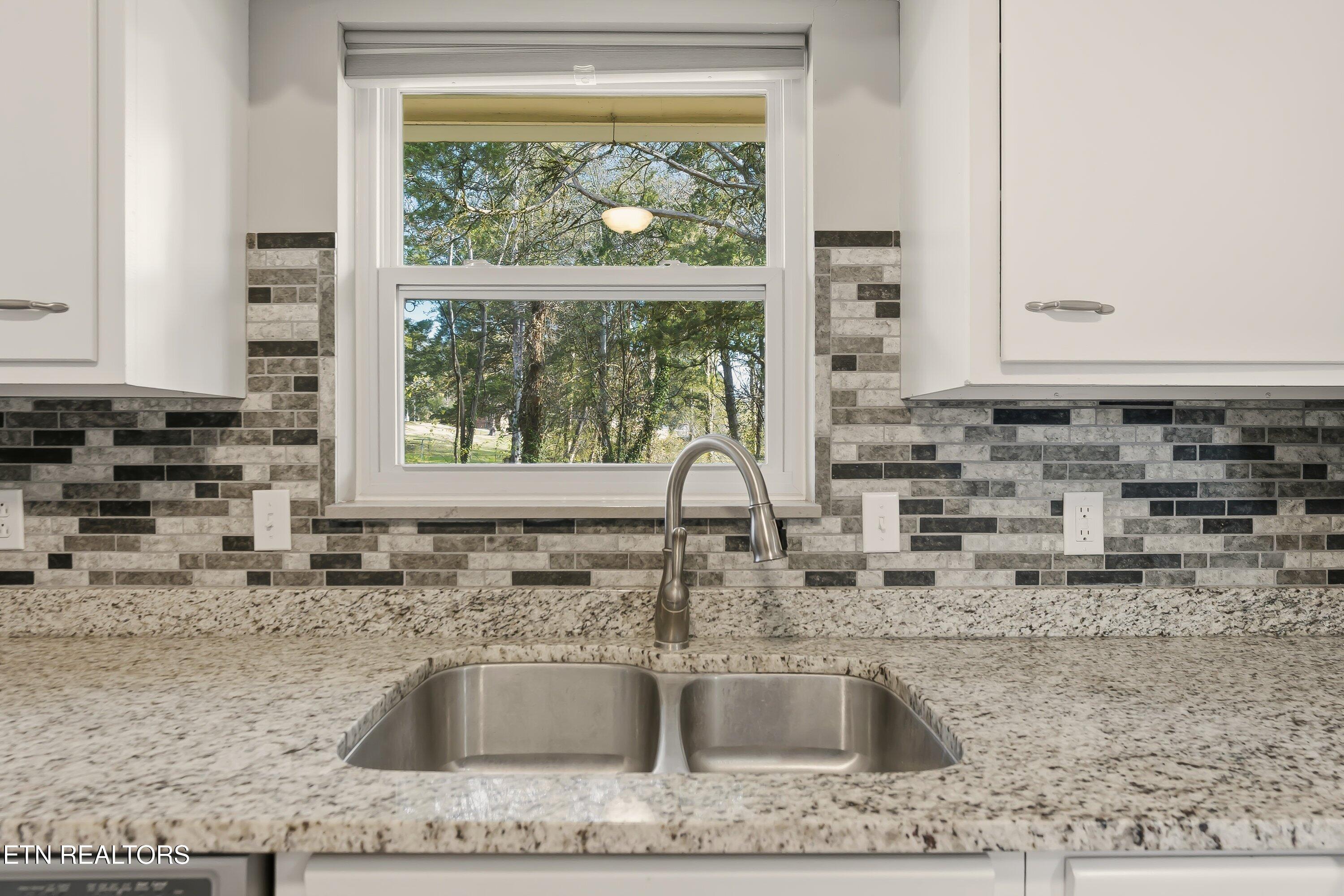 104 Case Lane Oak Ridge, TN 37830 - Photo 11 of 37 104 Case Ln-12