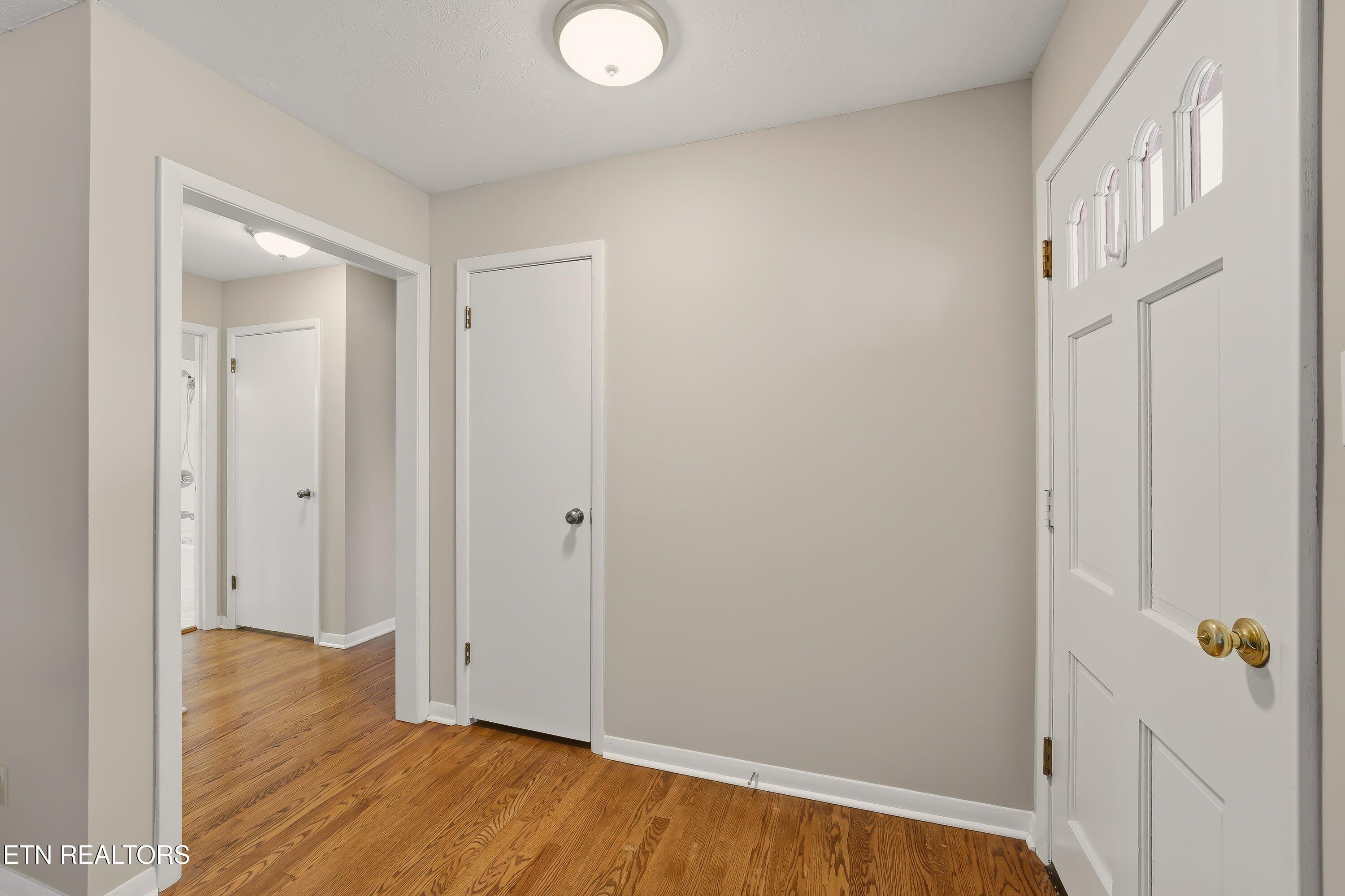 104 Case Lane Oak Ridge, TN 37830 - Photo 3 of 37 foyer w/hall closet