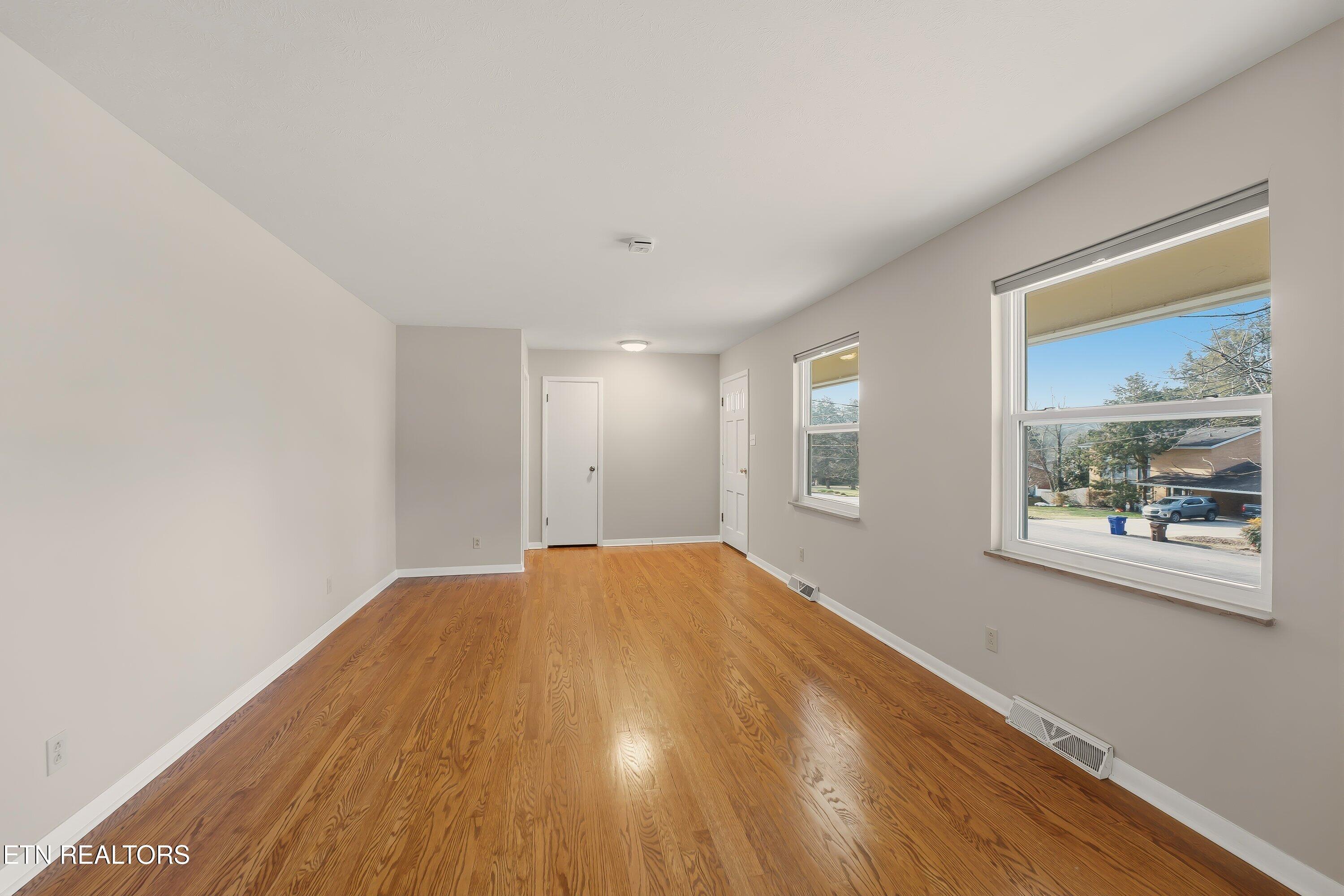 104 Case Lane Oak Ridge, TN 37830 - Photo 4 of 37 Living Room