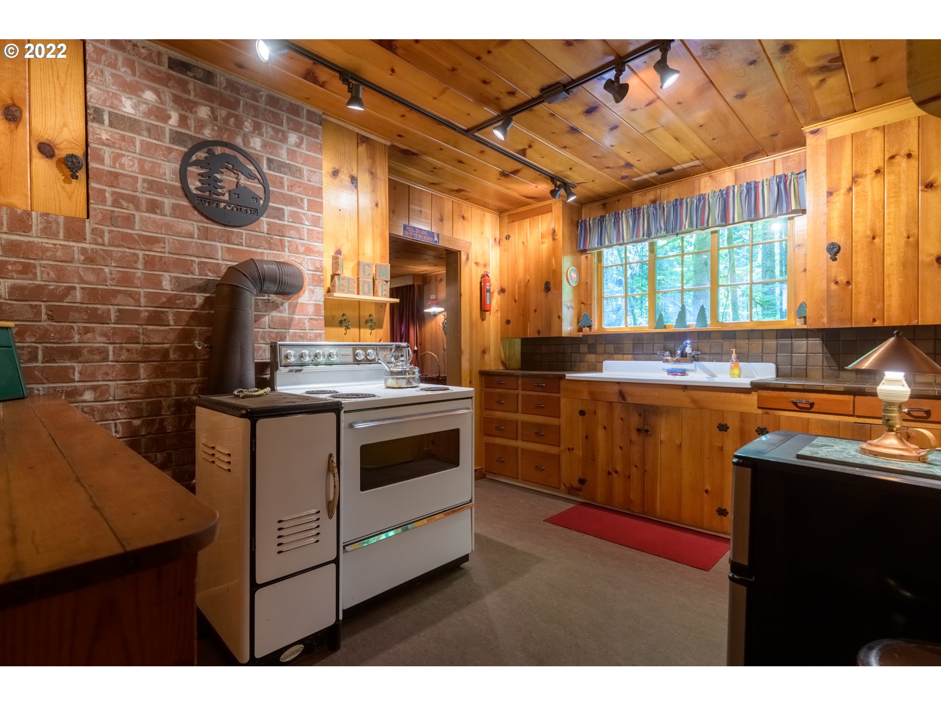 26870 East Road 15, Unit 3&4 Rhododendron, OR 97049 - Photo 5 of 32 Fireplace Wood Burning Stove/Insert