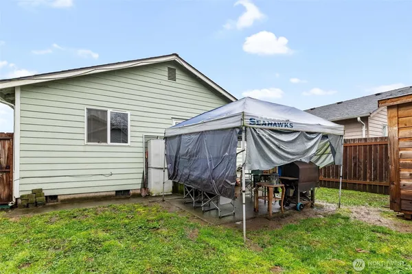 a view of a backyard