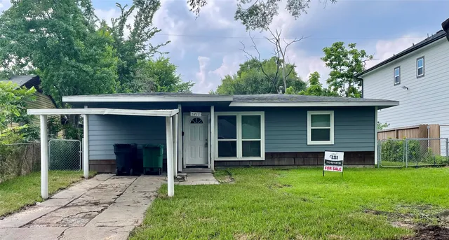 a view of a house with a yard and plants