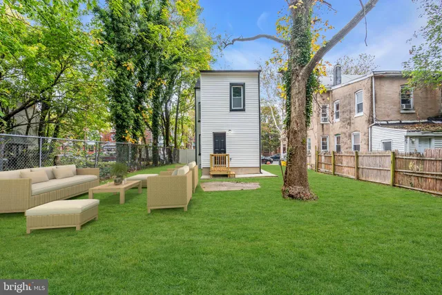 a view of a house with backyard