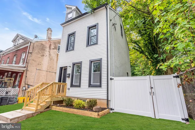 a view of back yard of the house