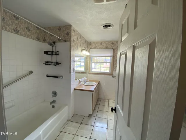 $2,000 | 1129 Brockway Drive, Unit 2, Kingsport, TN 37663